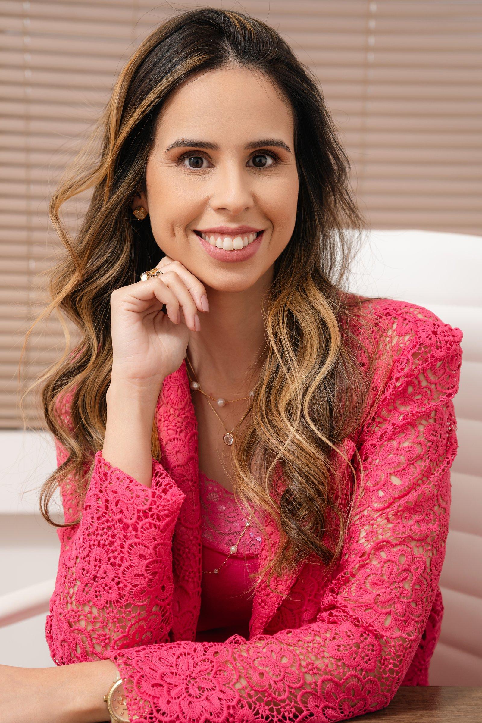 Dra. Jéssica Brisola, retrato em tons de rosa