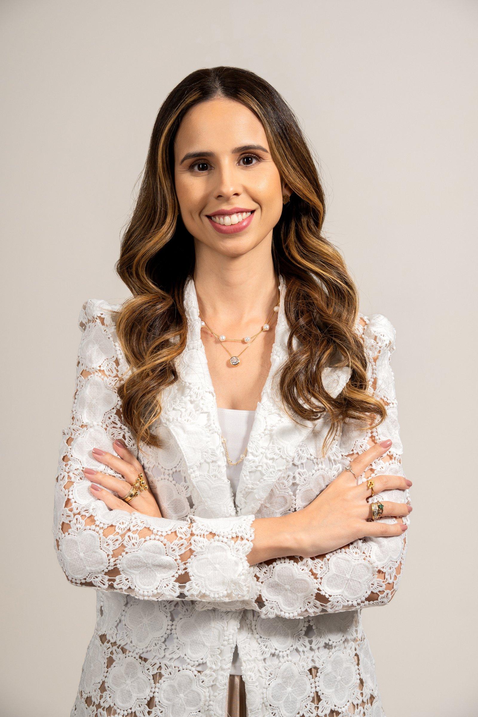 Dra. Jéssica Brisola, retrato de blazer branco