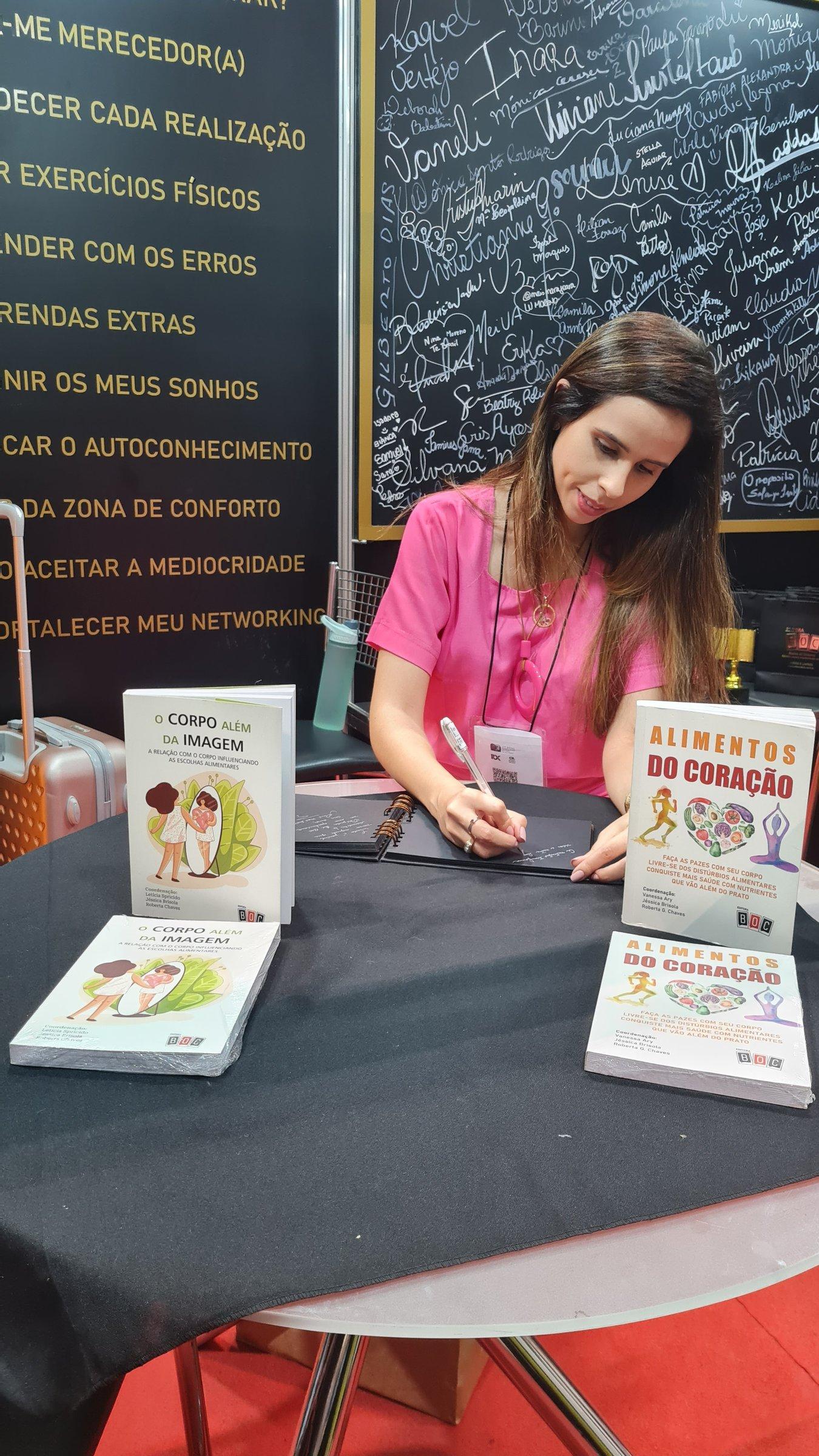 Dra. Jéssica Brisola autografando seus livros em evento de lançamento