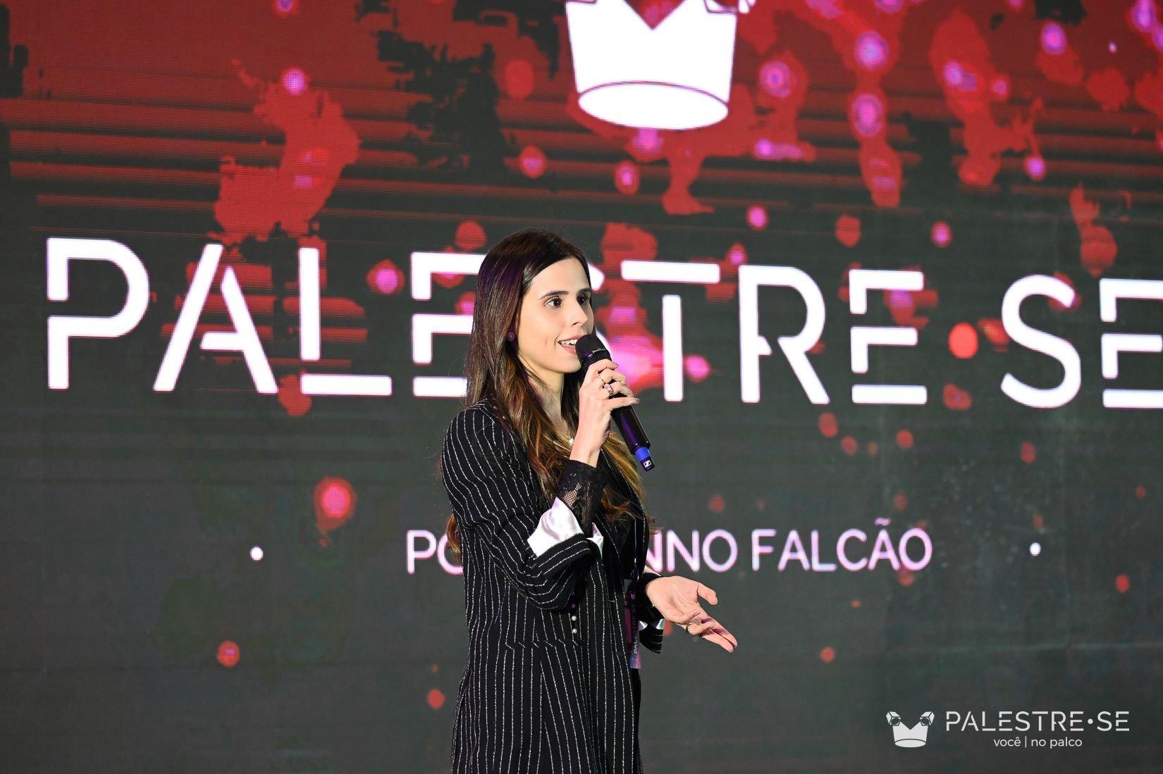 Dra. Jéssica Brisola palestrando no evento Palestre-se