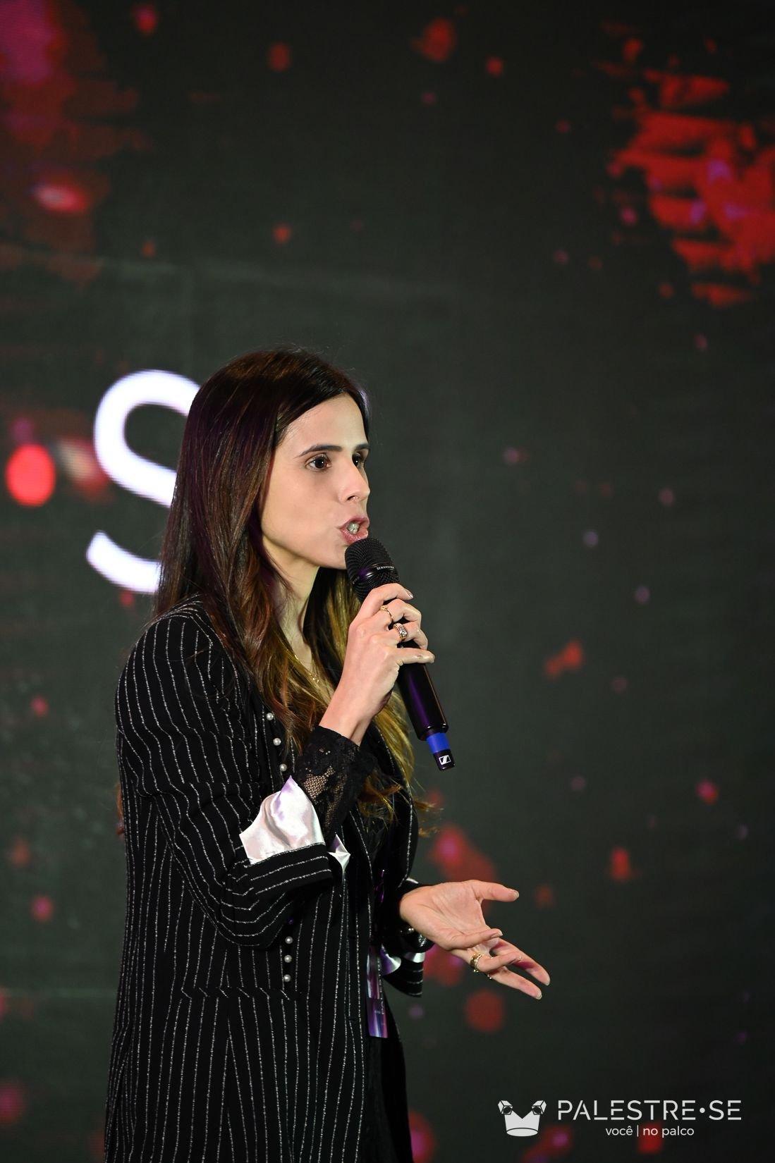 Dra. Jéssica Brisola palestrando no evento Palestre-se