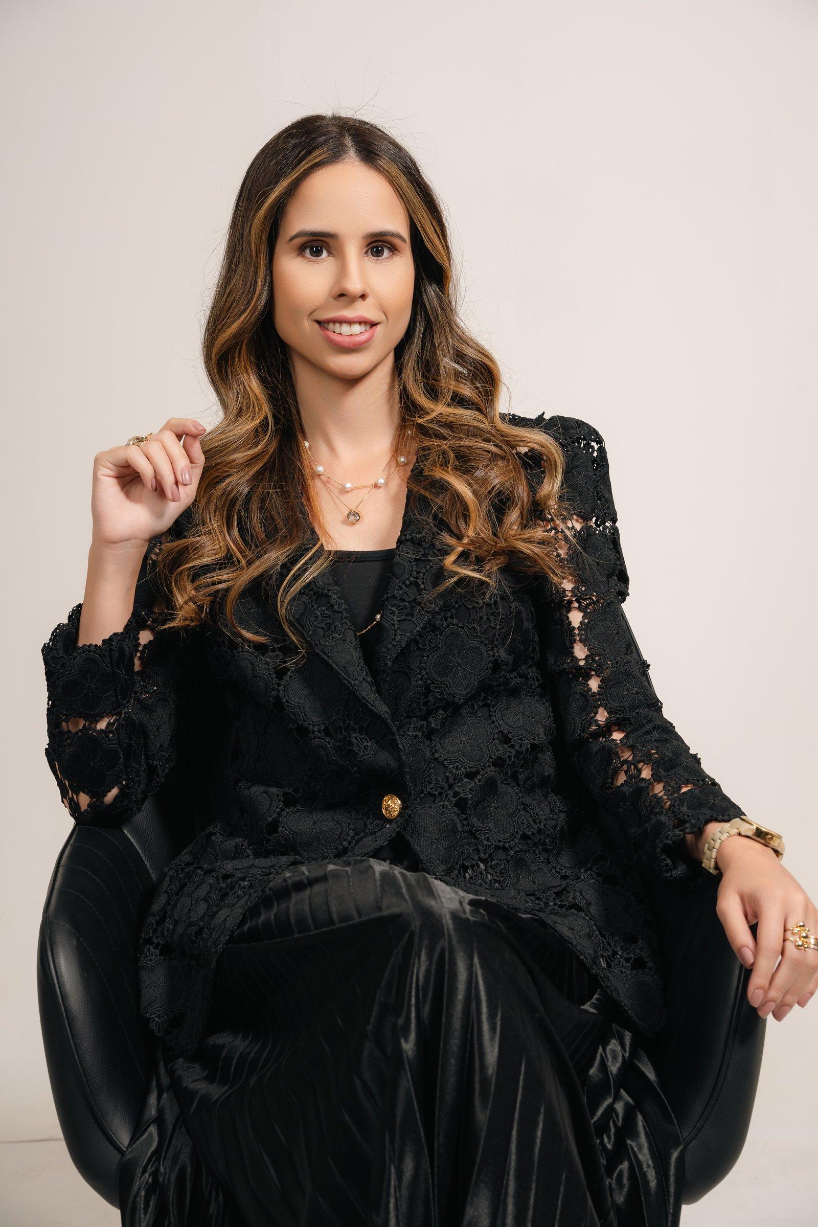 Dra. Jéssica Brisola, retrato de blazer preto