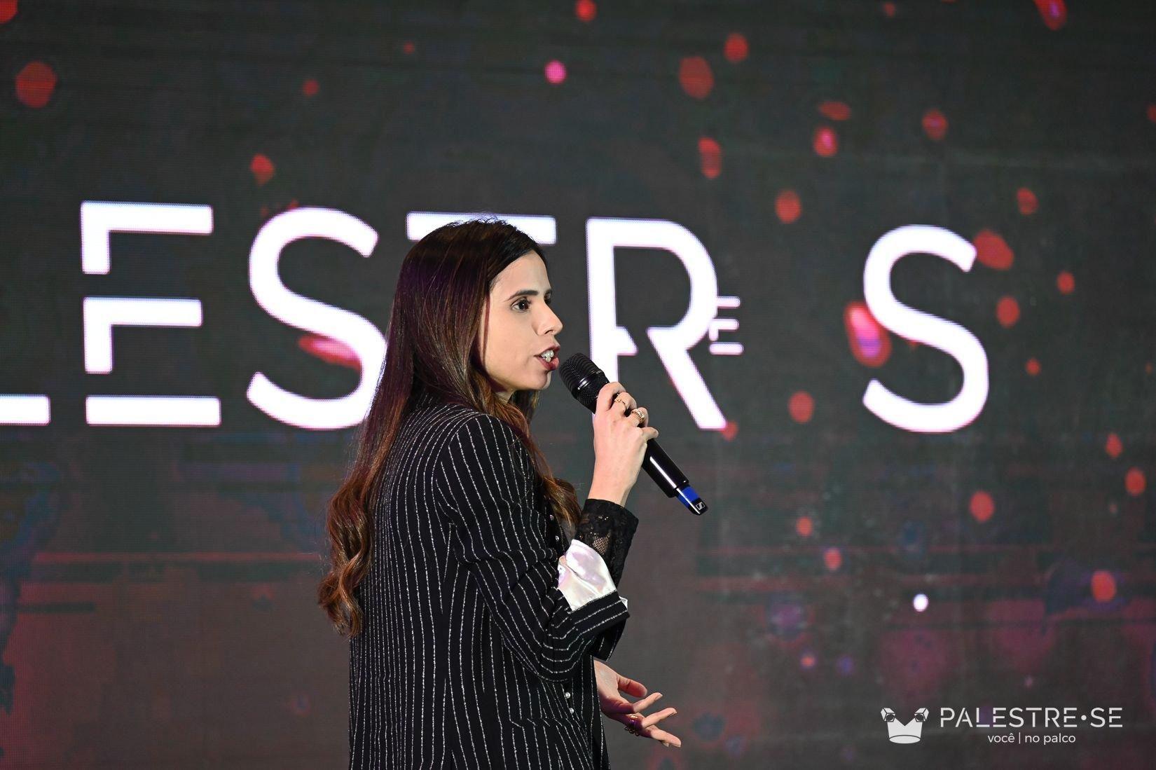 Dra. Jéssica Brisola palestrando no evento Palestre-se