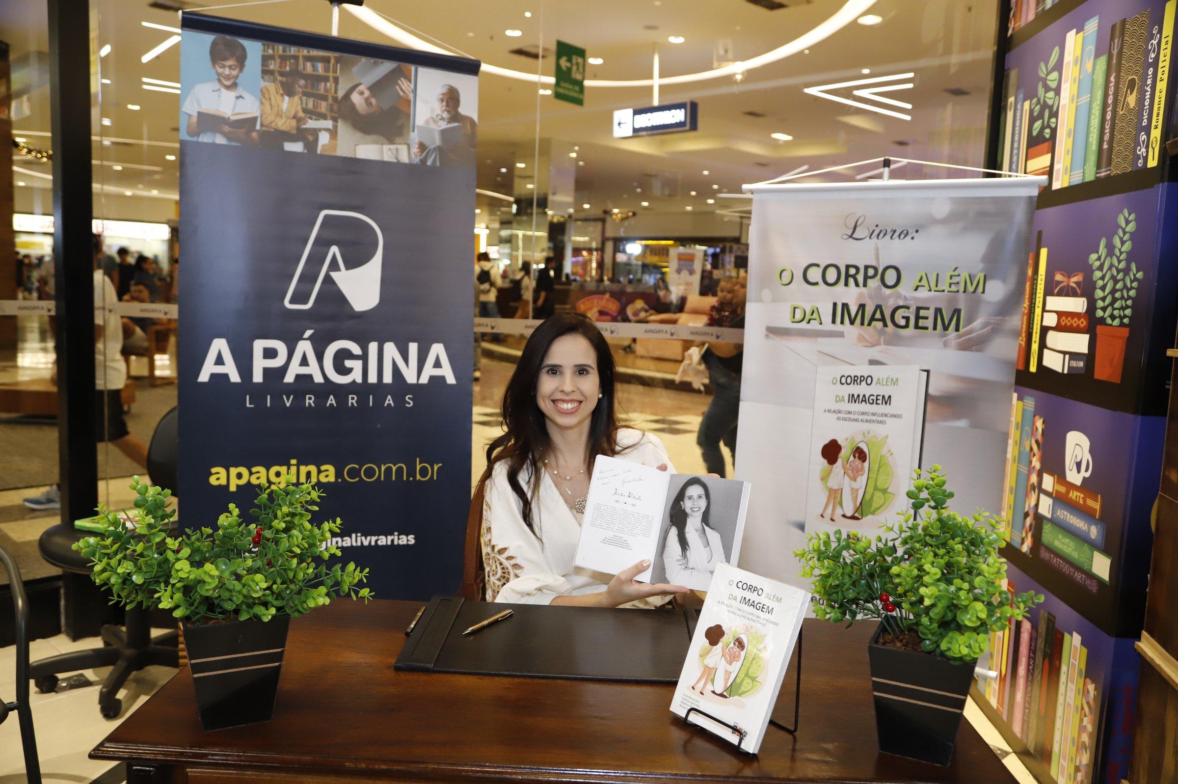 Dra. Jéssica Brisola autografando seu livro em evento de lançamento
